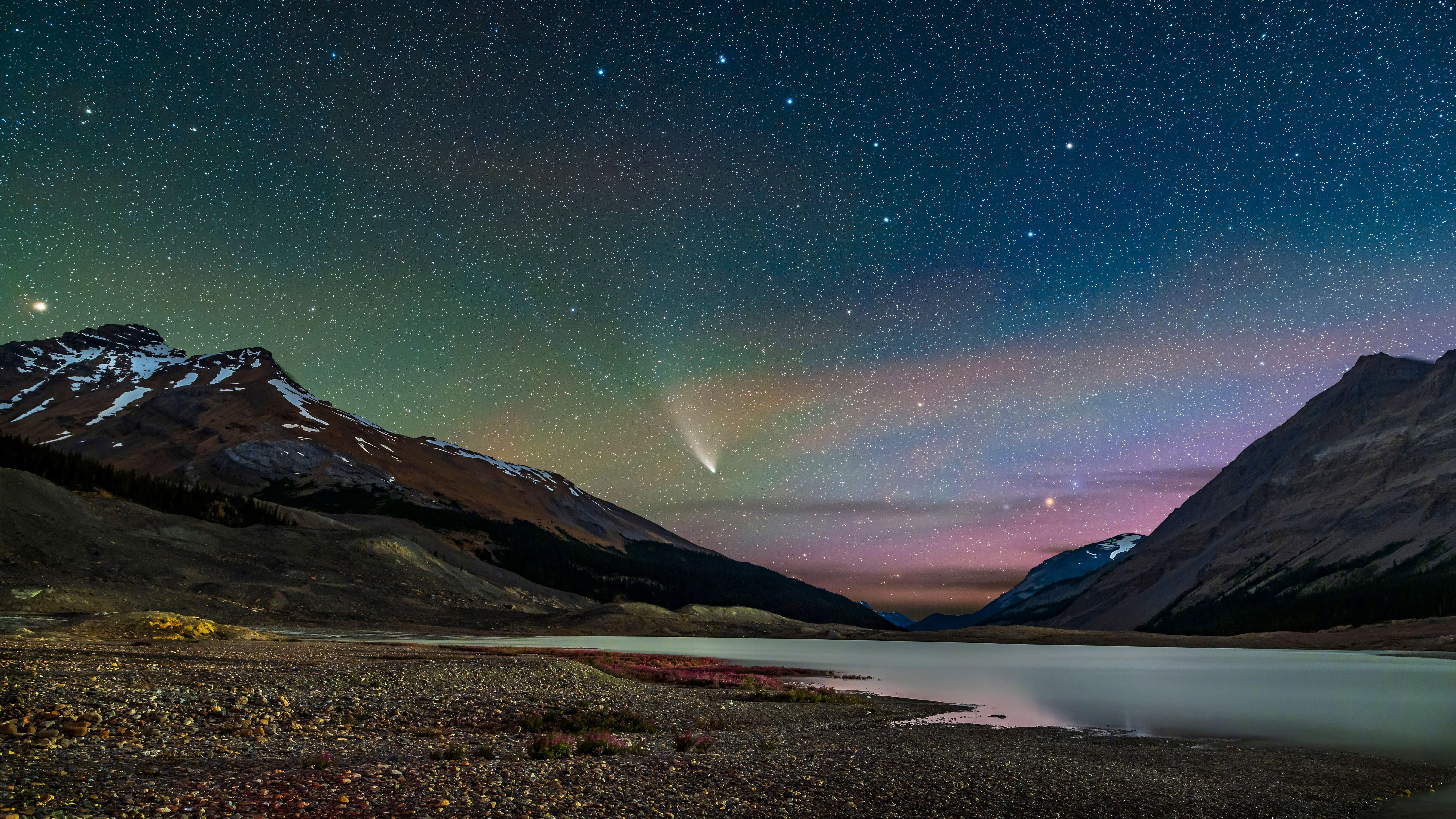 划过湖面上空的新智彗星,加拿大贾斯珀国家公园 (© Stocktrek Images, Inc./Alamy)