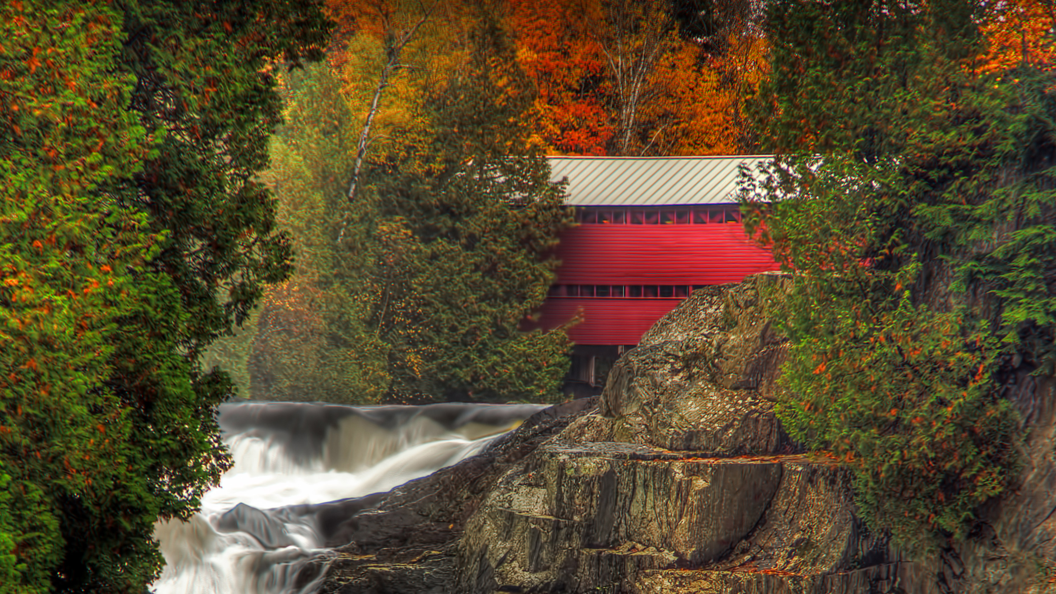 Pont Rouge (Red Bridge) over the Palmer River in Sainte-Agathe-de-Lotbinière, Quebec, Canada (© Jean Surprenant/Getty Images)