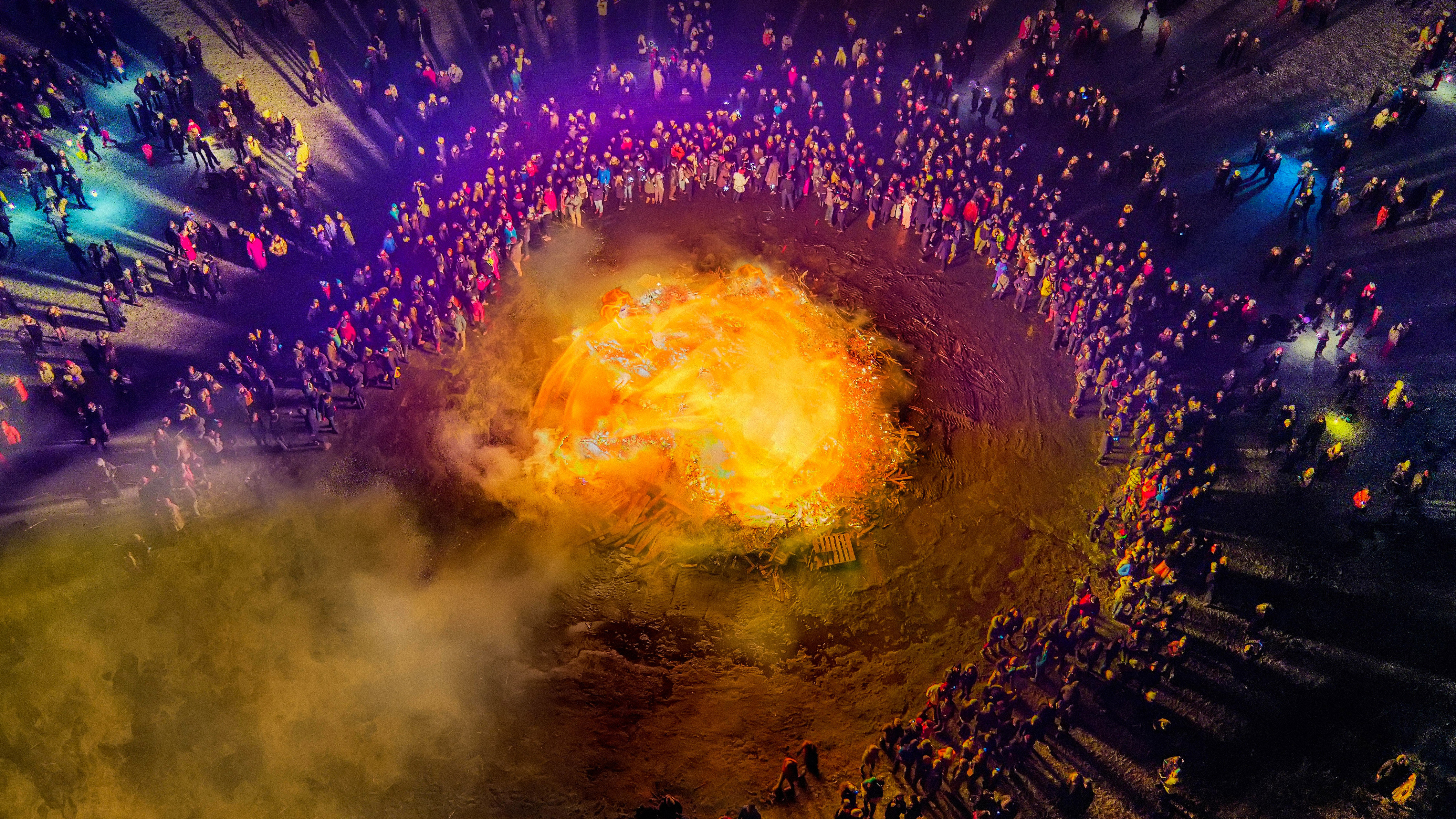 跨年夜的篝火晚会,冰岛雷克雅未克 (© Ragnar Th Sigurdsson/Alamy)