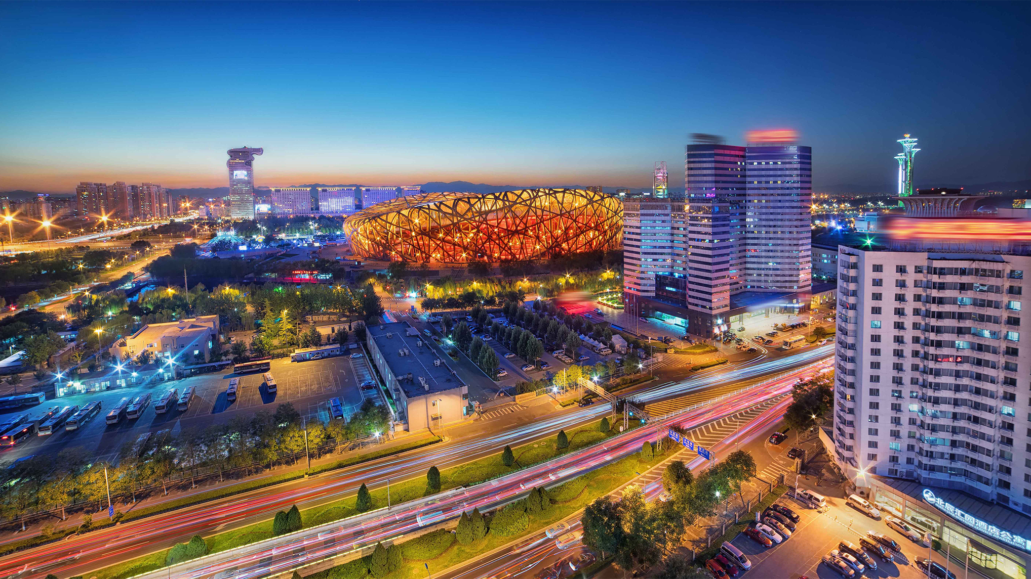 亚运村夜景,北京 (© ViewStock/Getty Images)