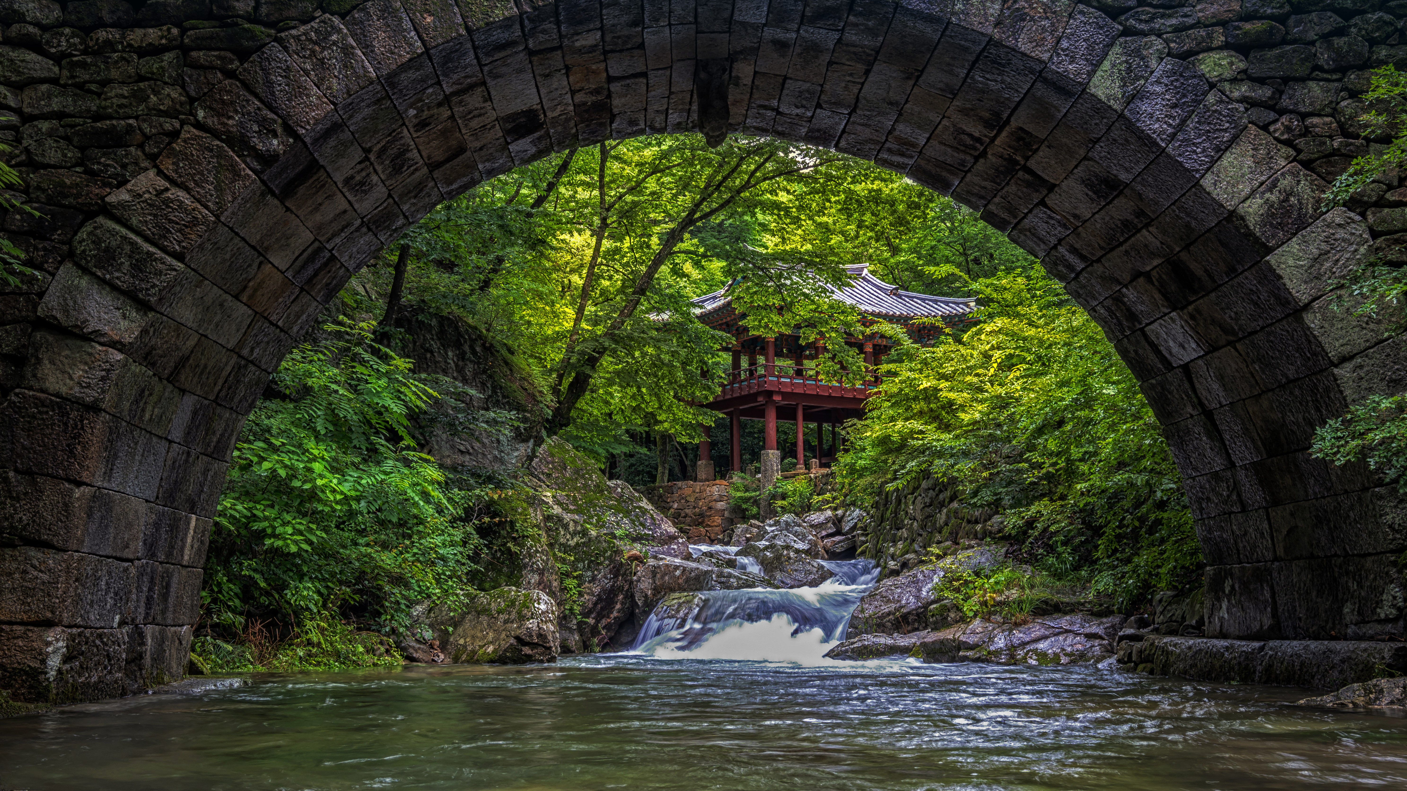 仙岩寺中的升仙桥,韩国曹溪山道立公园 (© Aaron Choi/Getty Images)