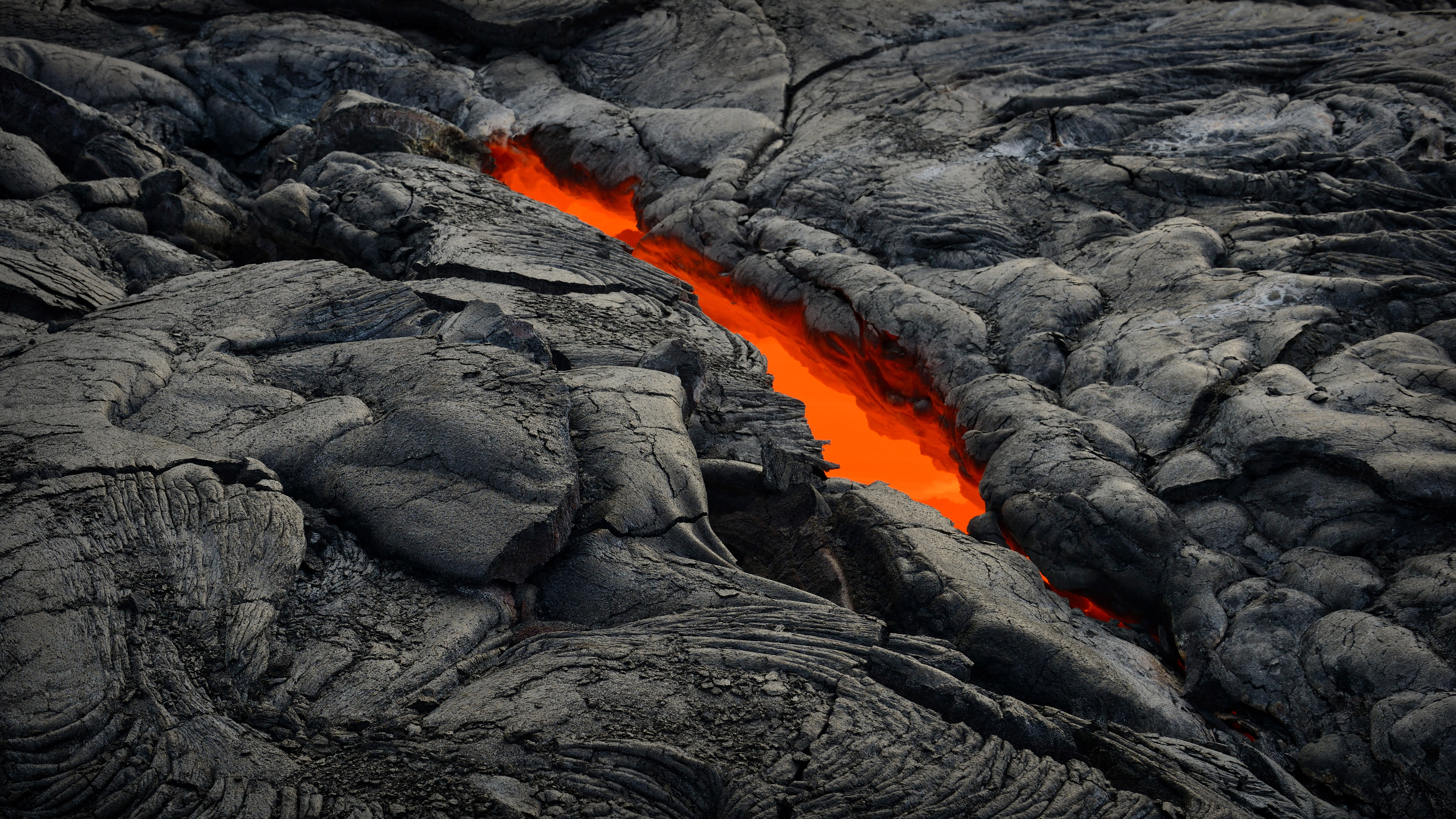 漏出“天窗”的熔岩管,夏威夷火山国家公园 (© Tom Schwabel/Tandem Stills + Motion)
