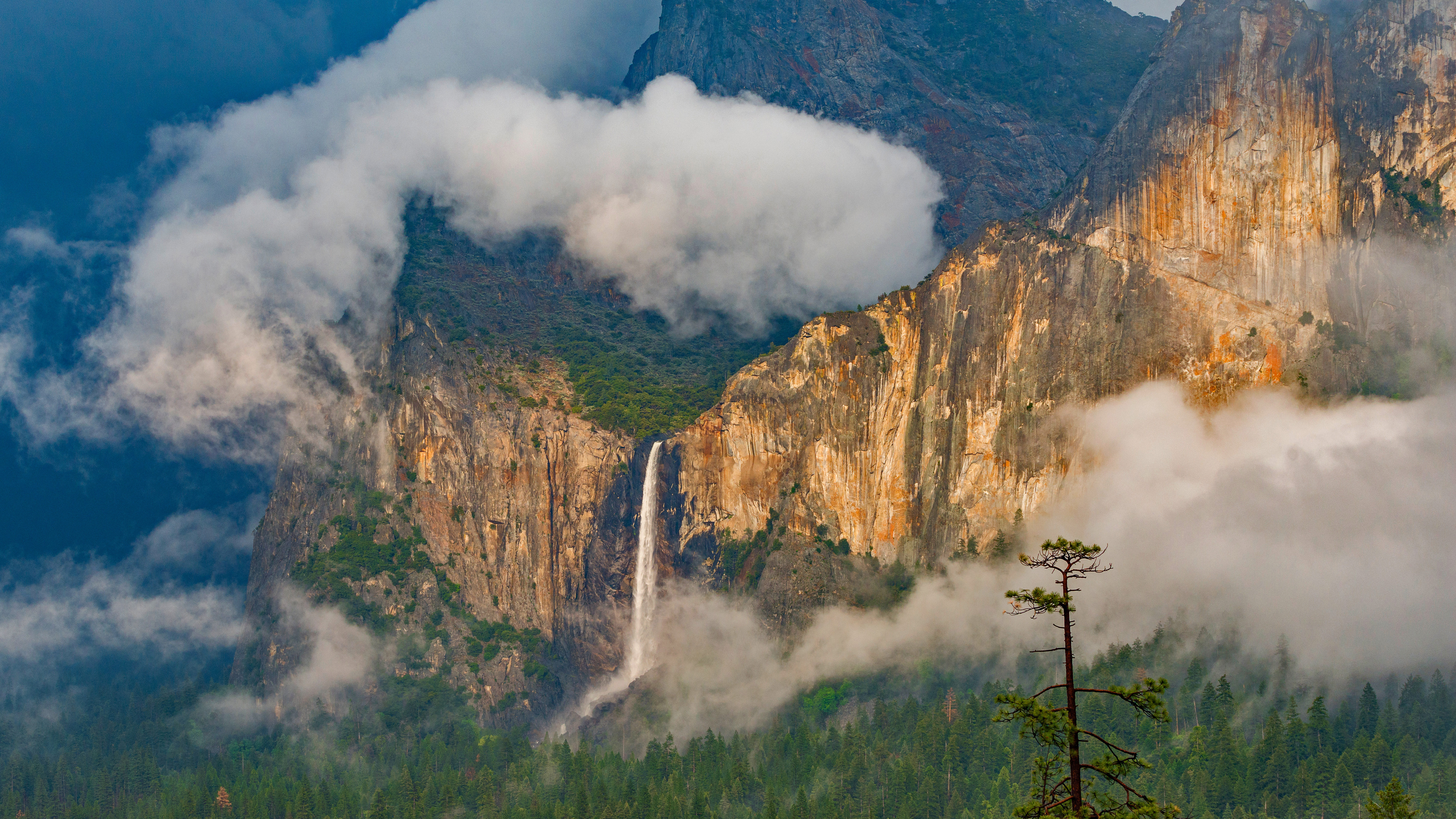 Bridalveil Fall, Yosemite National Park, California (© Jeff Foott/Minden Pictures)