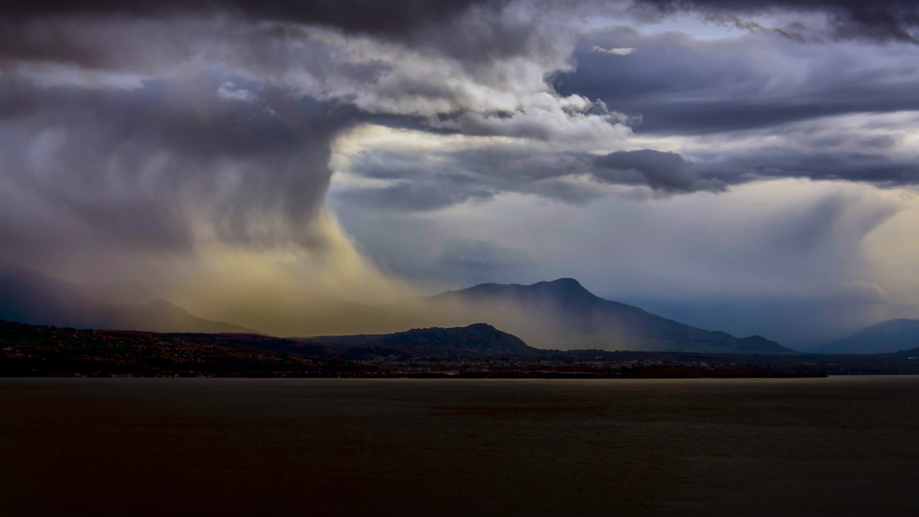 洛桑日内瓦湖上空的暴风雨,瑞典 (© Suradech Singhanat/Shutterstock)