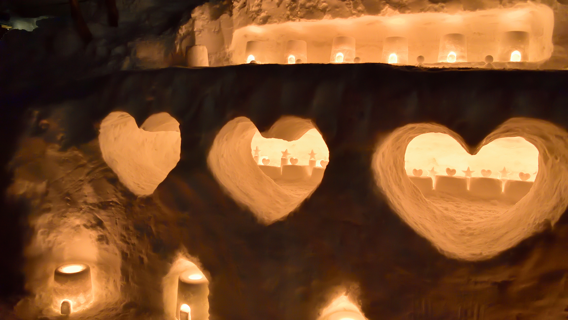 日本北海道小樽雪灯之路的冰屋 (© T Photography/Shutterstock)