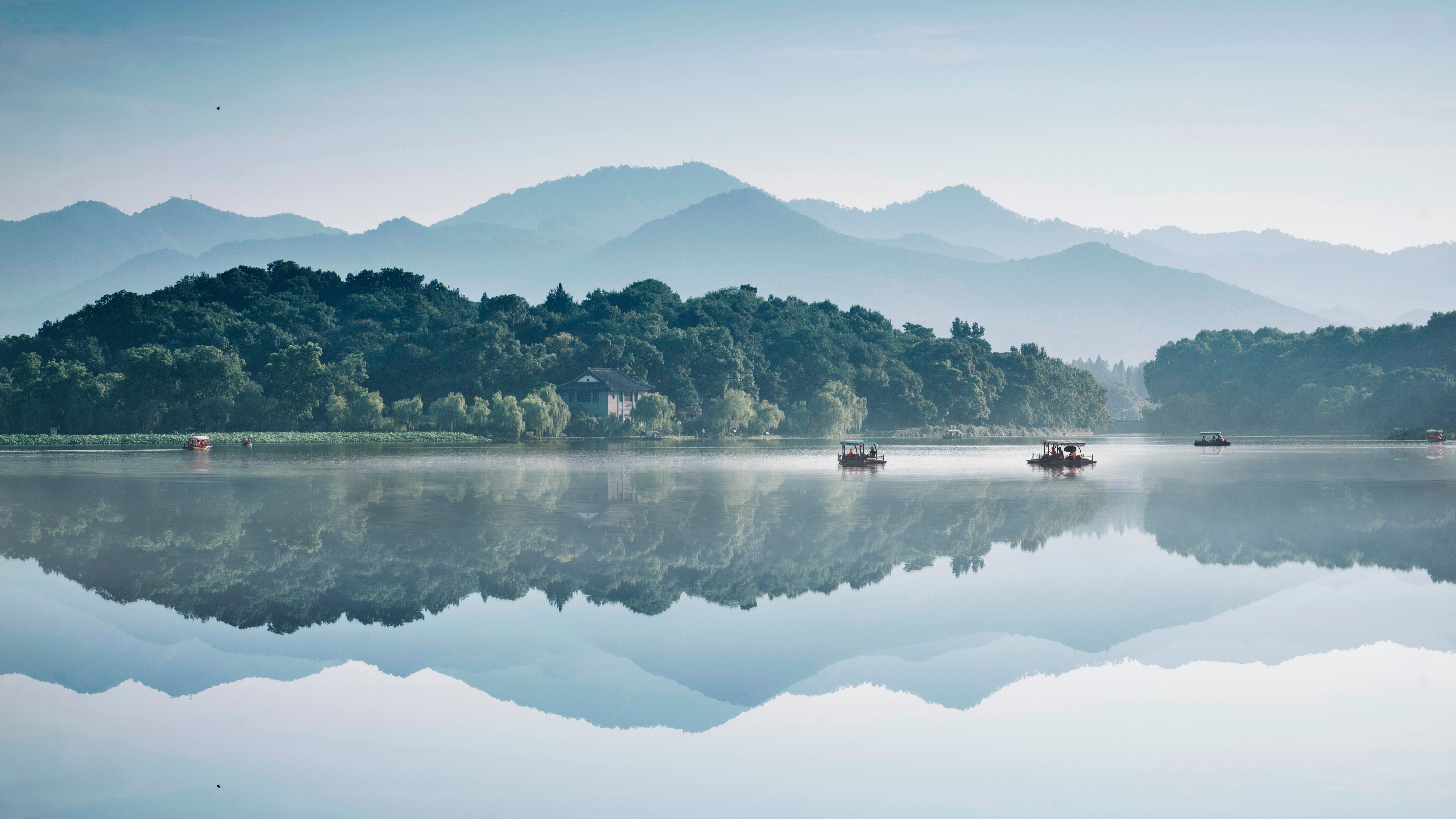 杭州西湖水墨意境般的风景,浙江省,中国 (© zhangshuang/Getty Images)