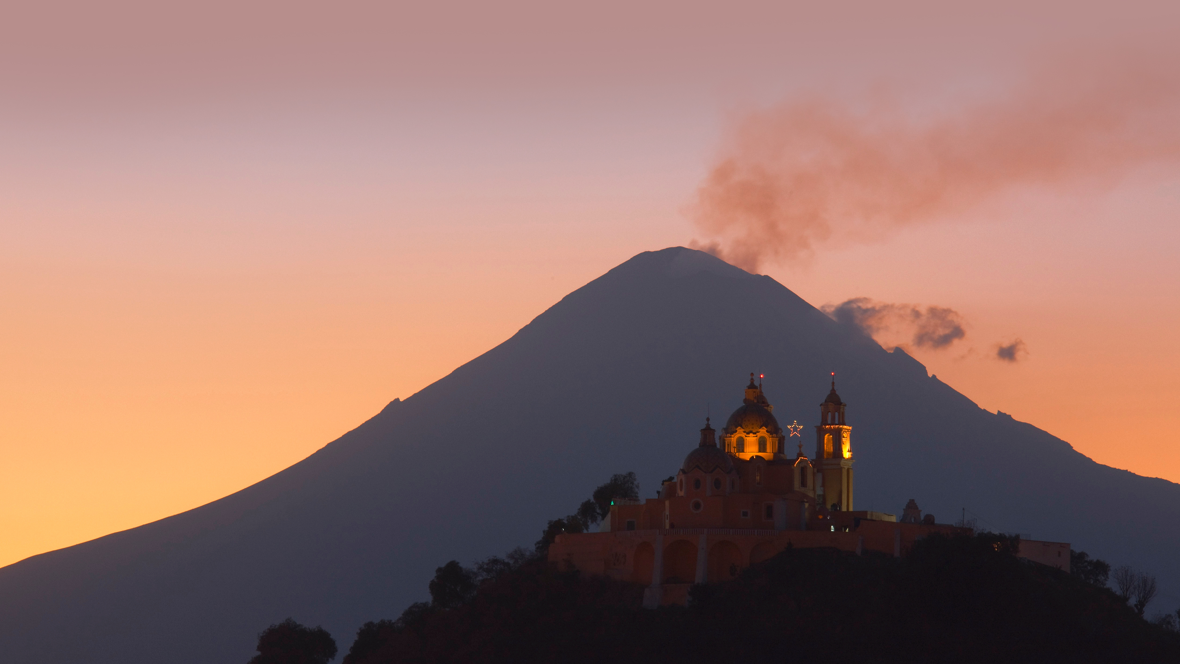 普埃布拉天主堂和波波卡特佩特火山,普埃布拉,墨西哥 (© Radius Images/Shutterstock)